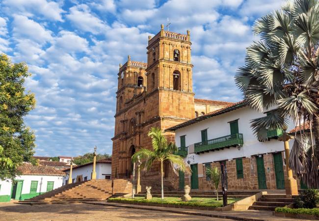 Calles empedradas y casas blancas en Barichara